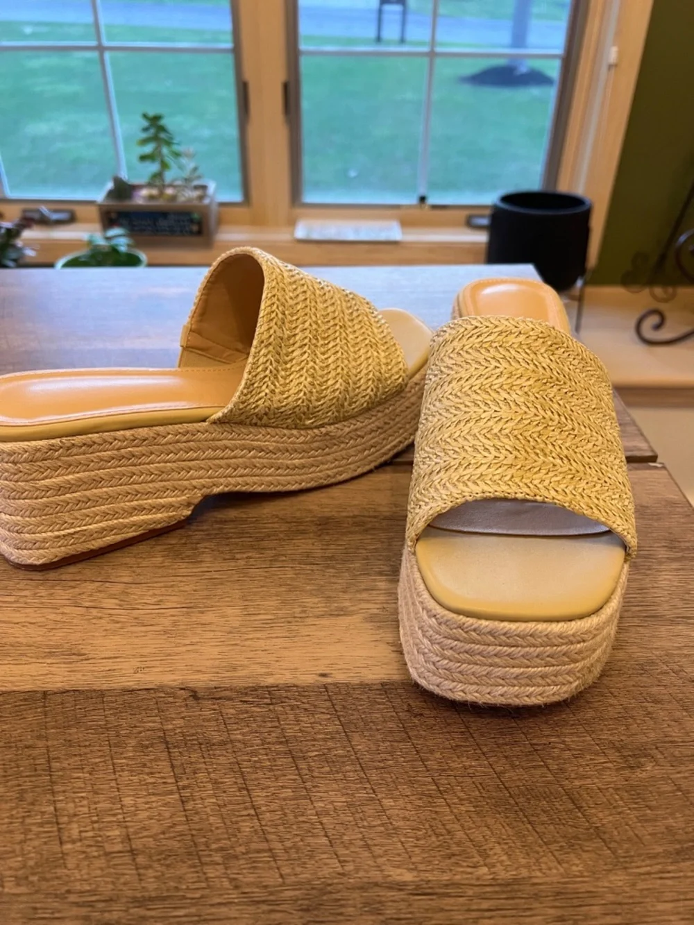 Platform slip on espadrille sandals size 10 like new